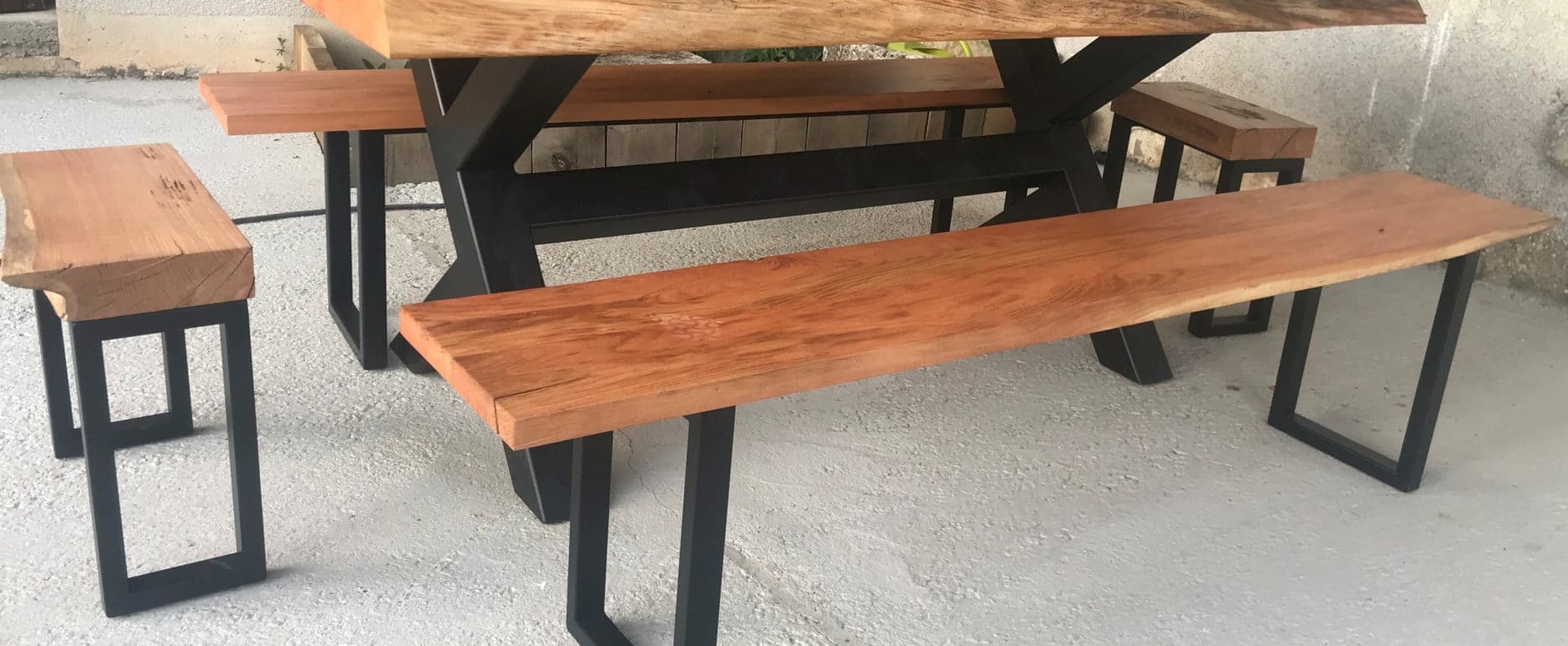 table à manger extérieure pied acier noir forme originale plateau cerisier massif Dordogne wood in style avec ses bancs